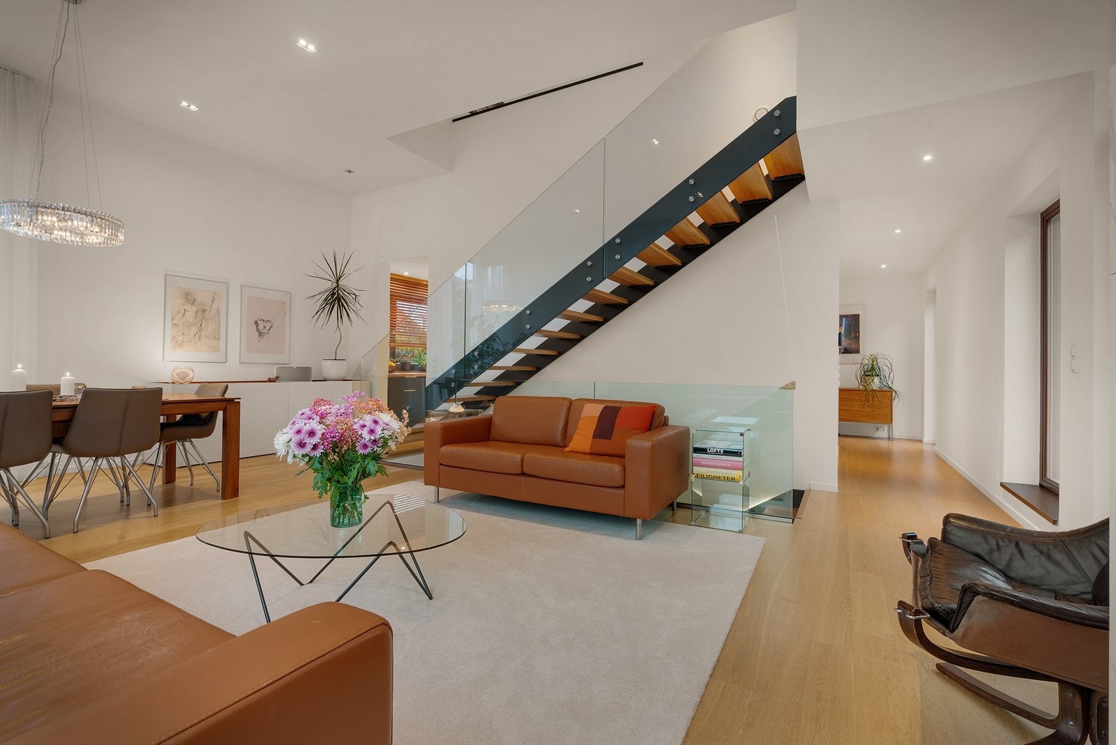 - Videre inn i gangen møter vi tre soverom, bad og bod - Galleribilde