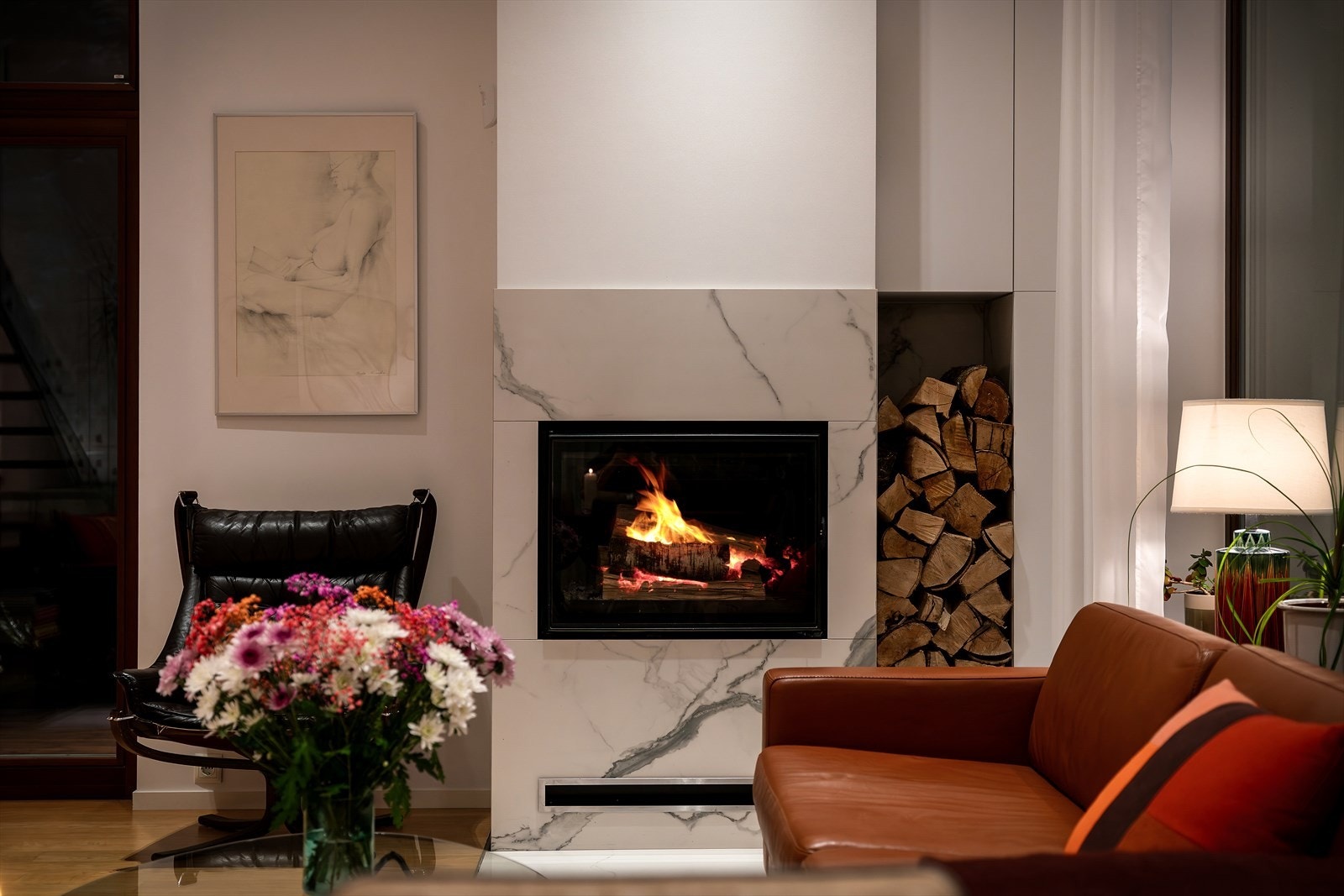 - Stuen har en nydelig peis som bidrar til en varm og lun atmosfære - Galleribilde