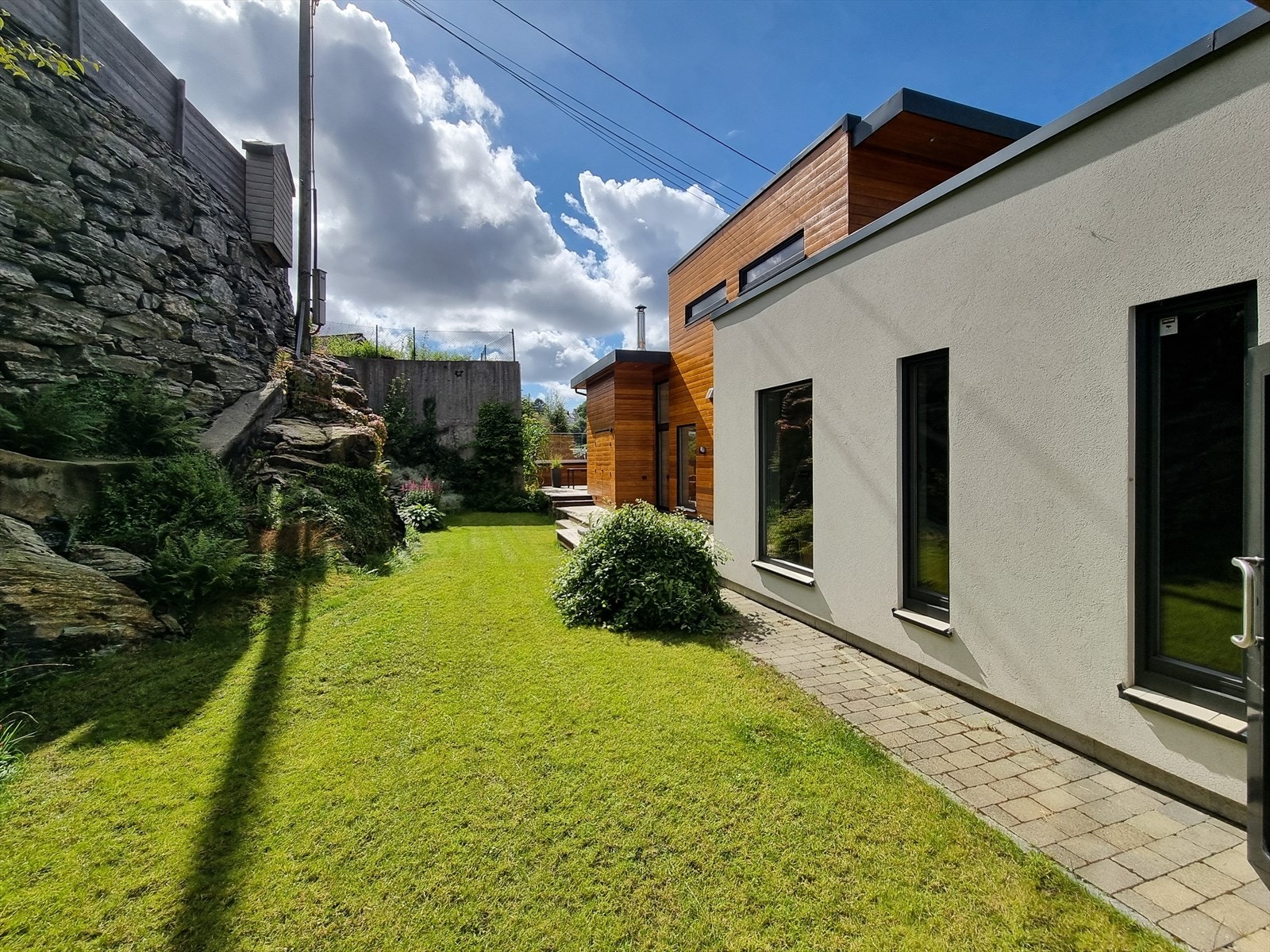 - Pent opparbeidet hage med planter og grønn plen - Galleribilde