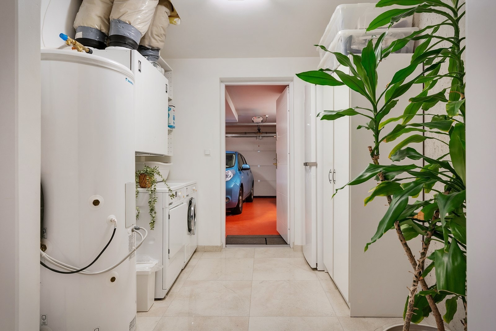 - Herfra er det inngang til den integrerte garasjen - Galleribilde