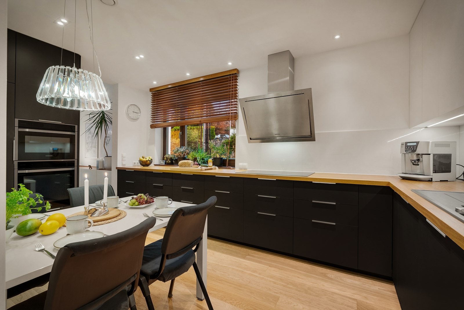 - Det er integrert platetopp, stekeovn, mikro, oppvaskmaskin og frys/kjøleskap - Galleribilde