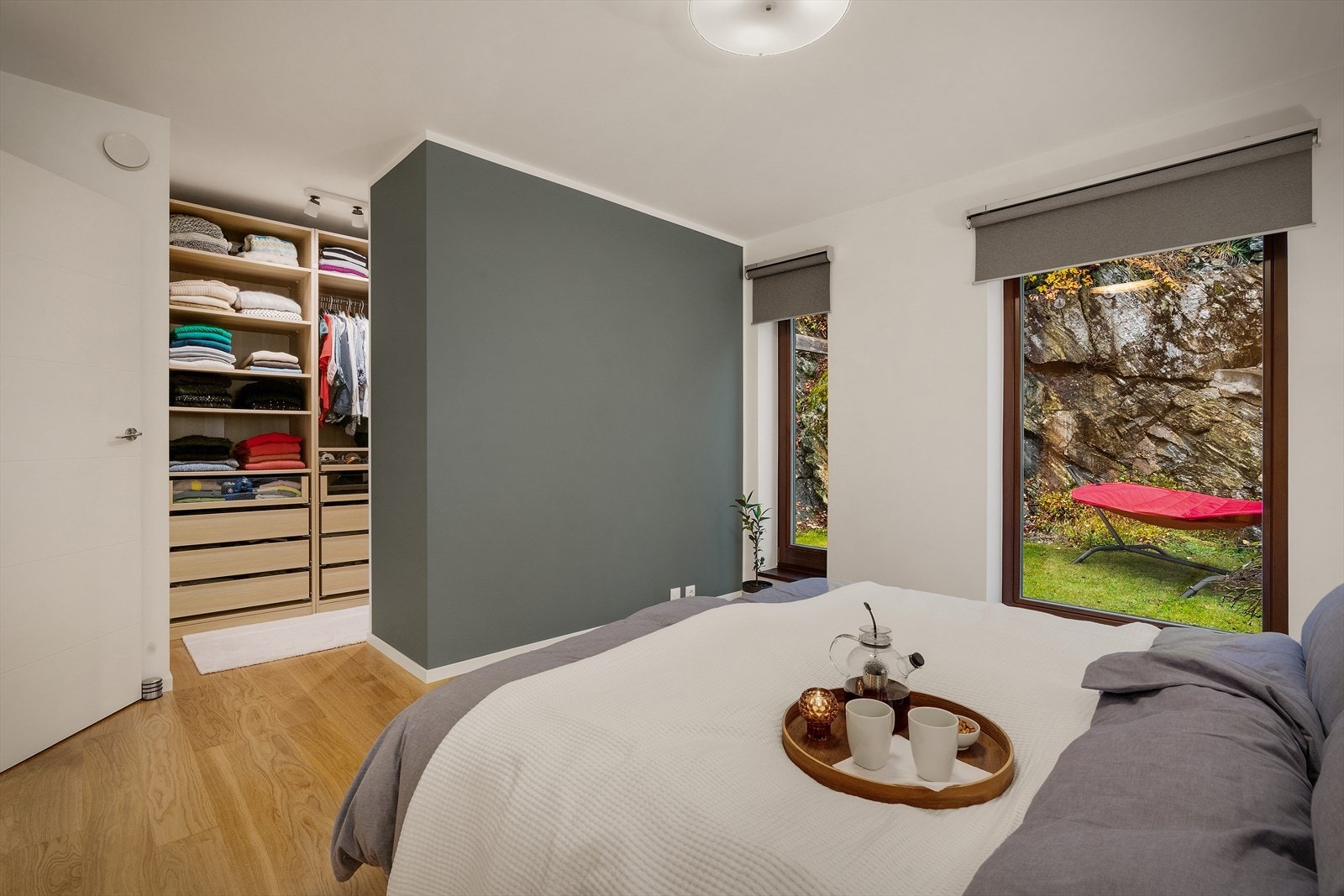 - Generøse vindusflater som fyller rommet med herlig, naturlig lys - Galleribilde