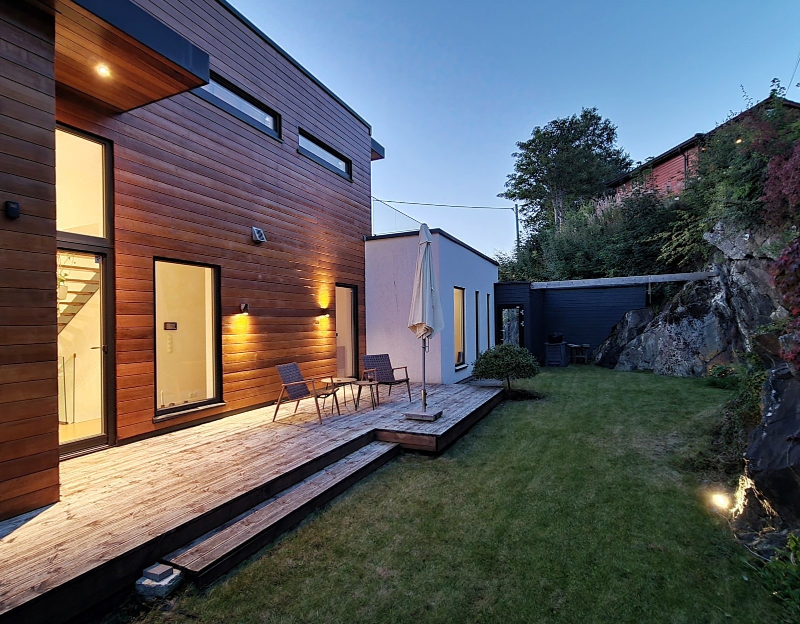 - Uteplassen bak boligen er godt skjermet - Galleribilde