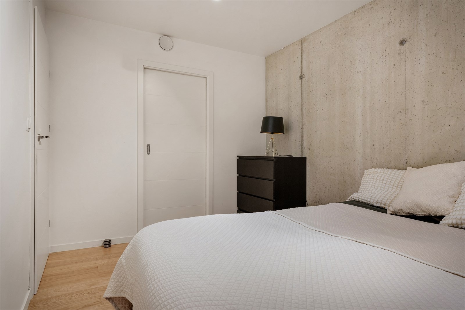 - Rommet har skyvedør som fører inn til et walk-in closet - Galleribilde