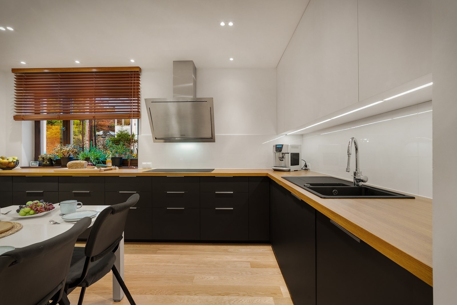 - Generøs benkeplass, perfekt for matlaging med hele familien - Galleribilde