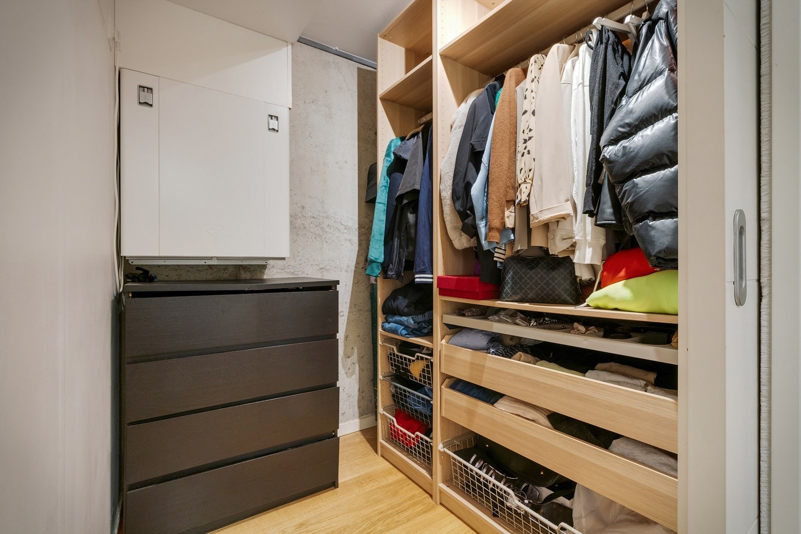 - Her er det god plass til klær og tilbehør - Galleribilde