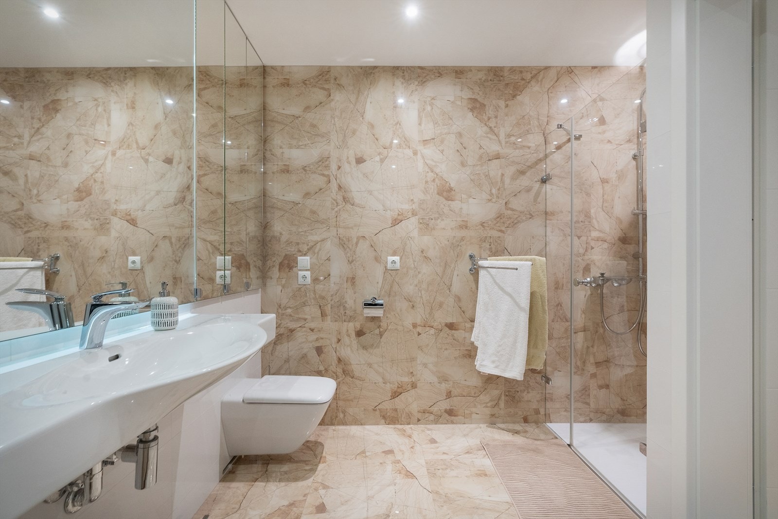 - Lyst og helfliset bad på 6,7 m² - Galleribilde