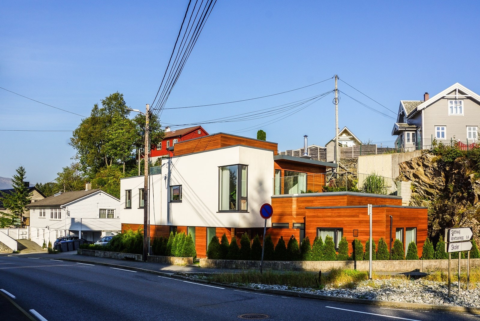 - Boligen ligger fint til i et vetletablert boligfelt på Apeltun, med nærhet til skoler, barnehager og butikker - Galleribilde