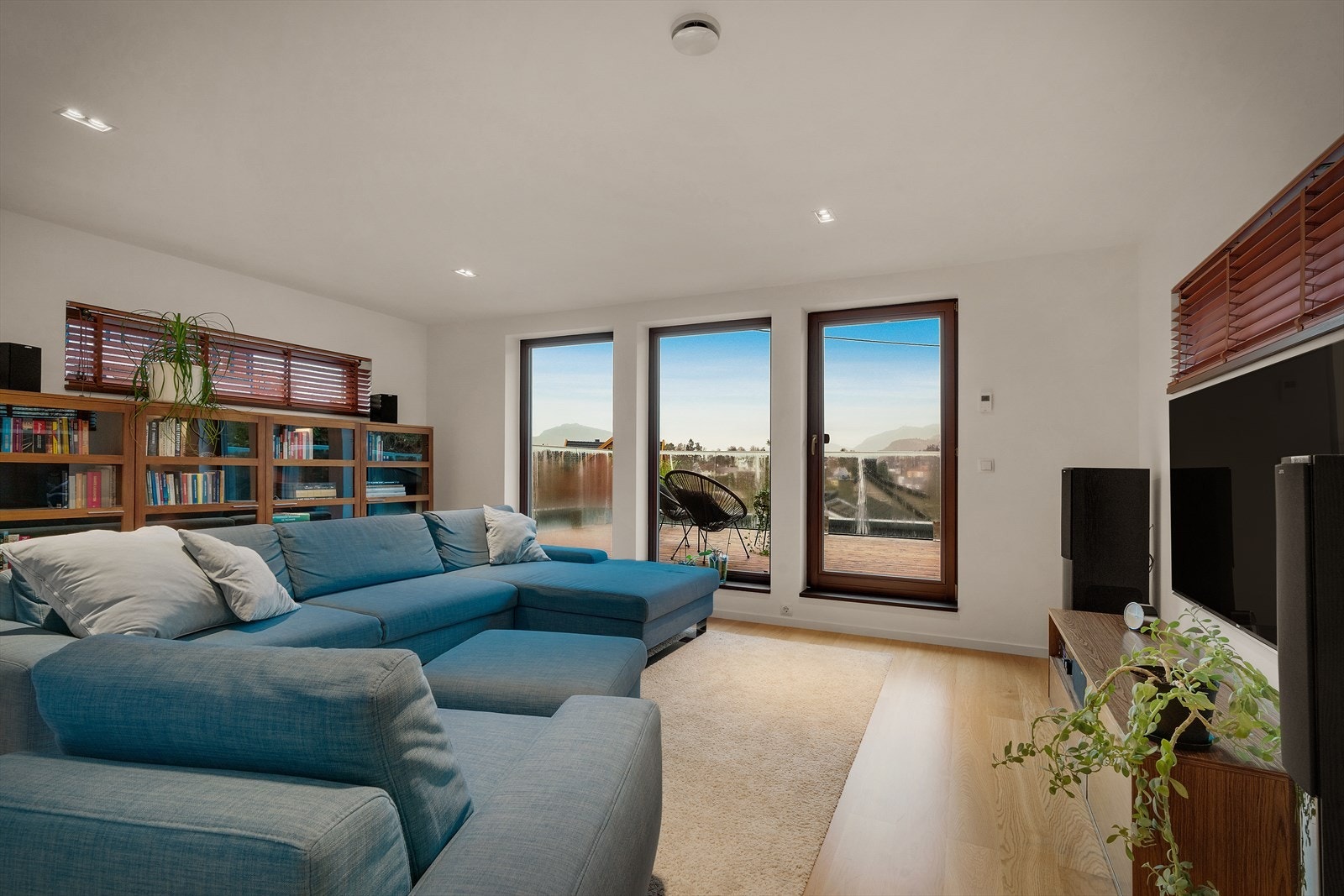 - Fra stuen er det utgang til en nydelig terrasse på 23,5 m² - Galleribilde