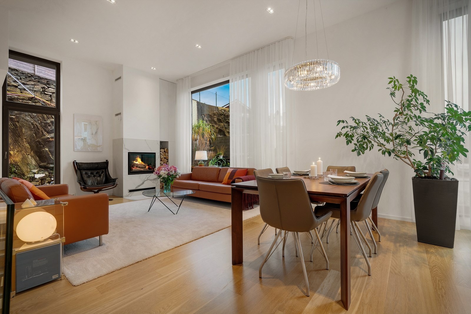 - God belysning med store vindusflater og downlights i himlingen - Galleribilde