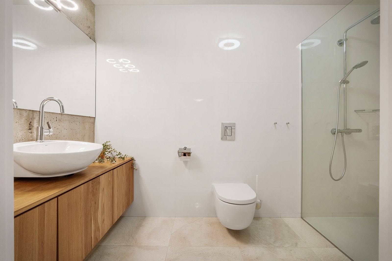 - Lyst og helfliset bad på 5,2 m² - Galleribilde