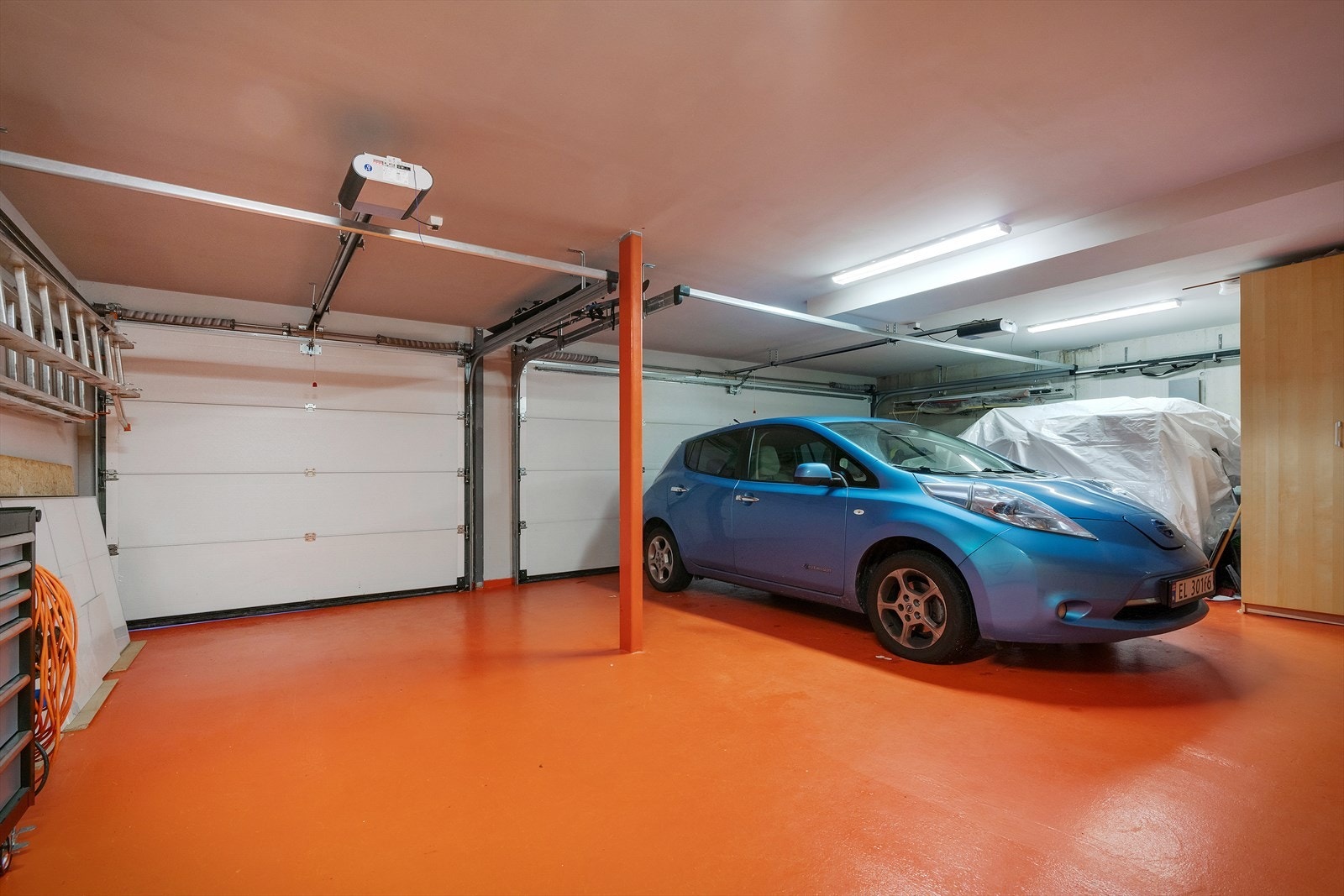 - Garasjen måler 57,4 m² - Galleribilde