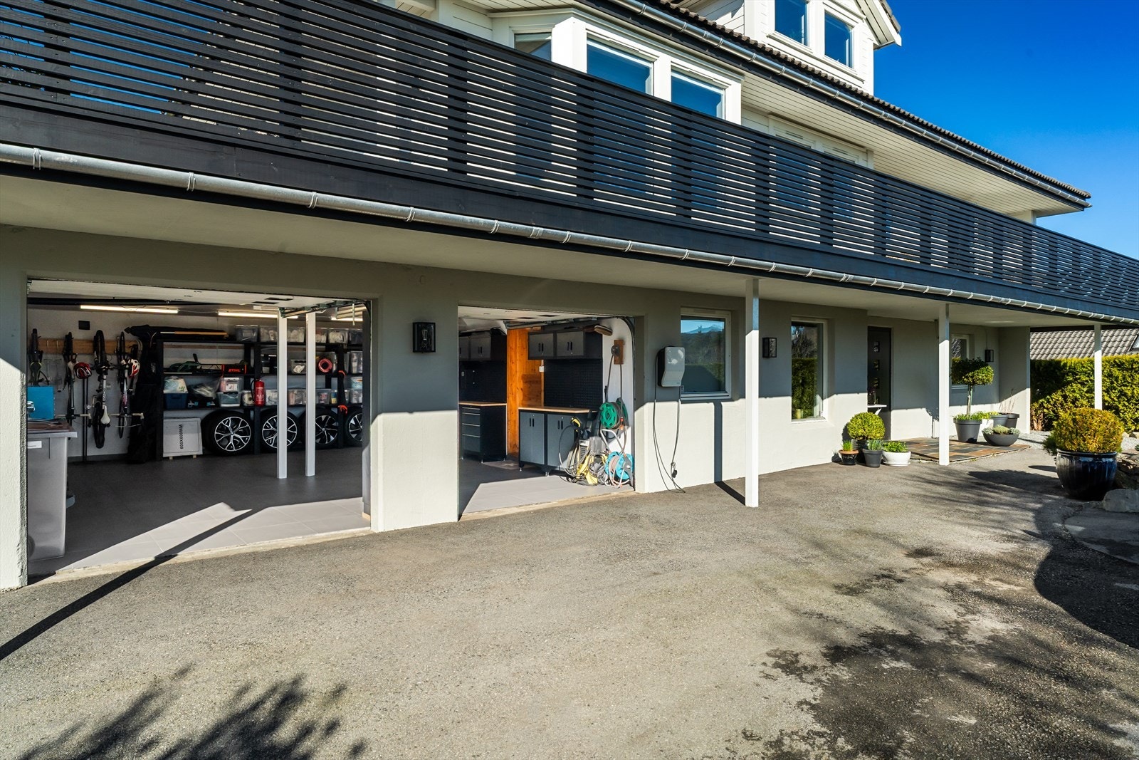 Ladeboks for elbil er montert på husveggen. Galleribilde