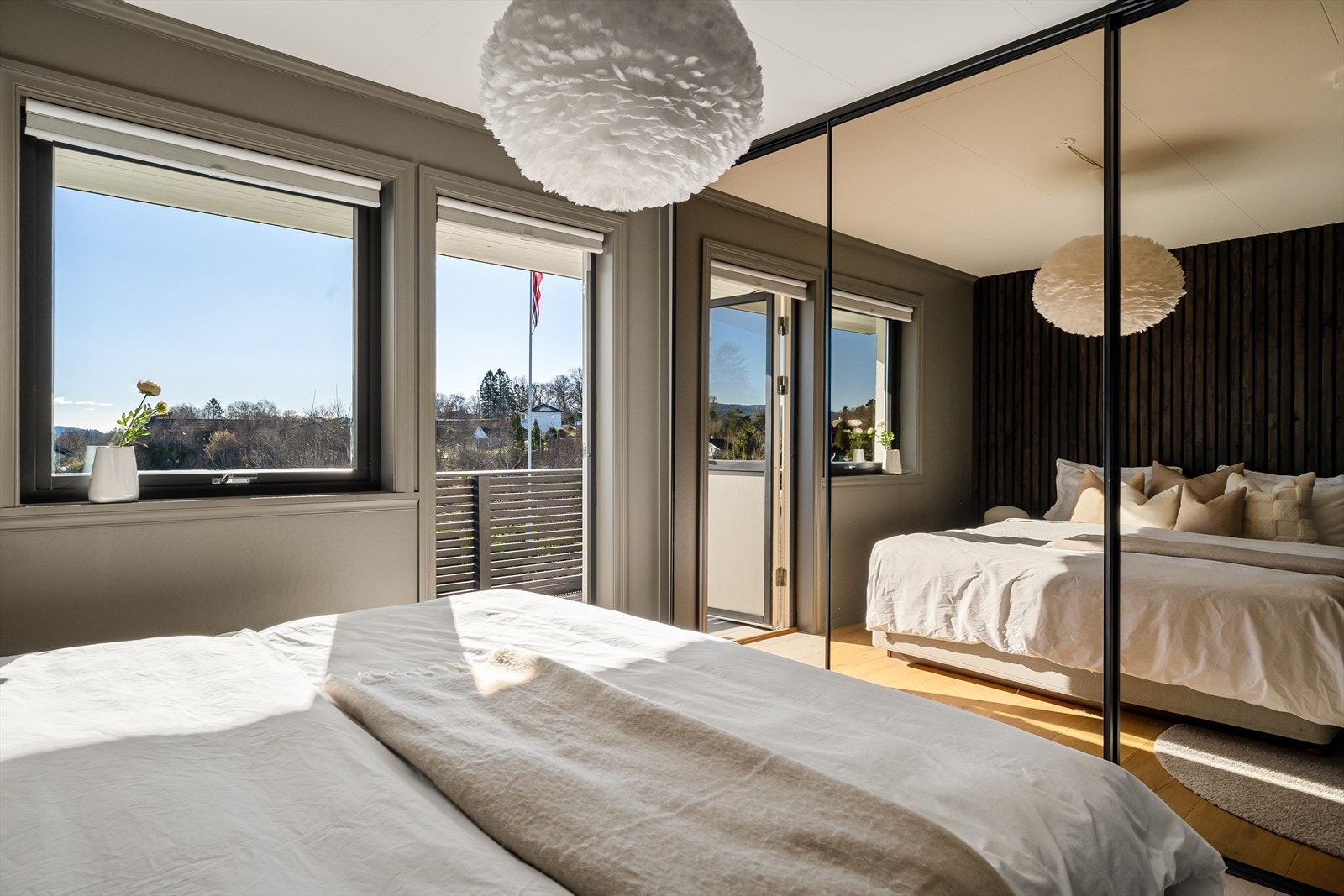Rommet er utstyrt med stor skyvedørsgarderobe og kan ellers møbleres med dobbeltseng og nattbord. Galleribilde