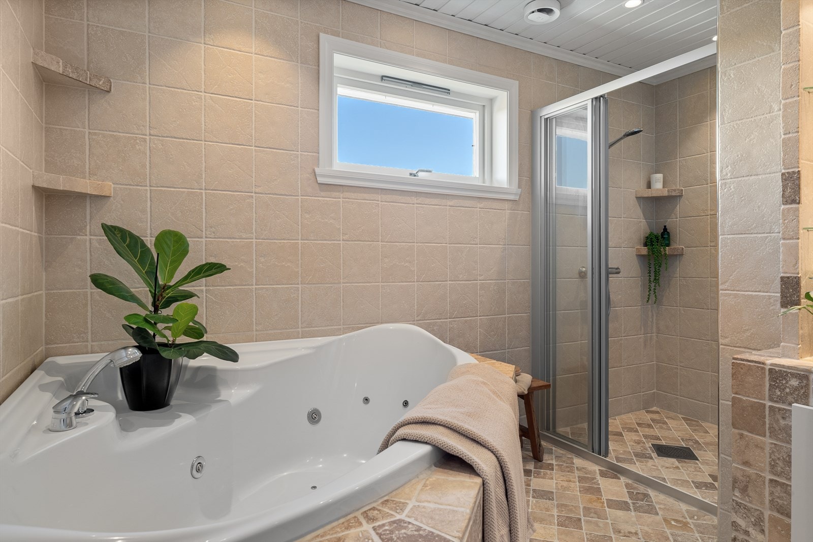 Hverdagsluksus med både badekar og romslig dusjnisje! Galleribilde