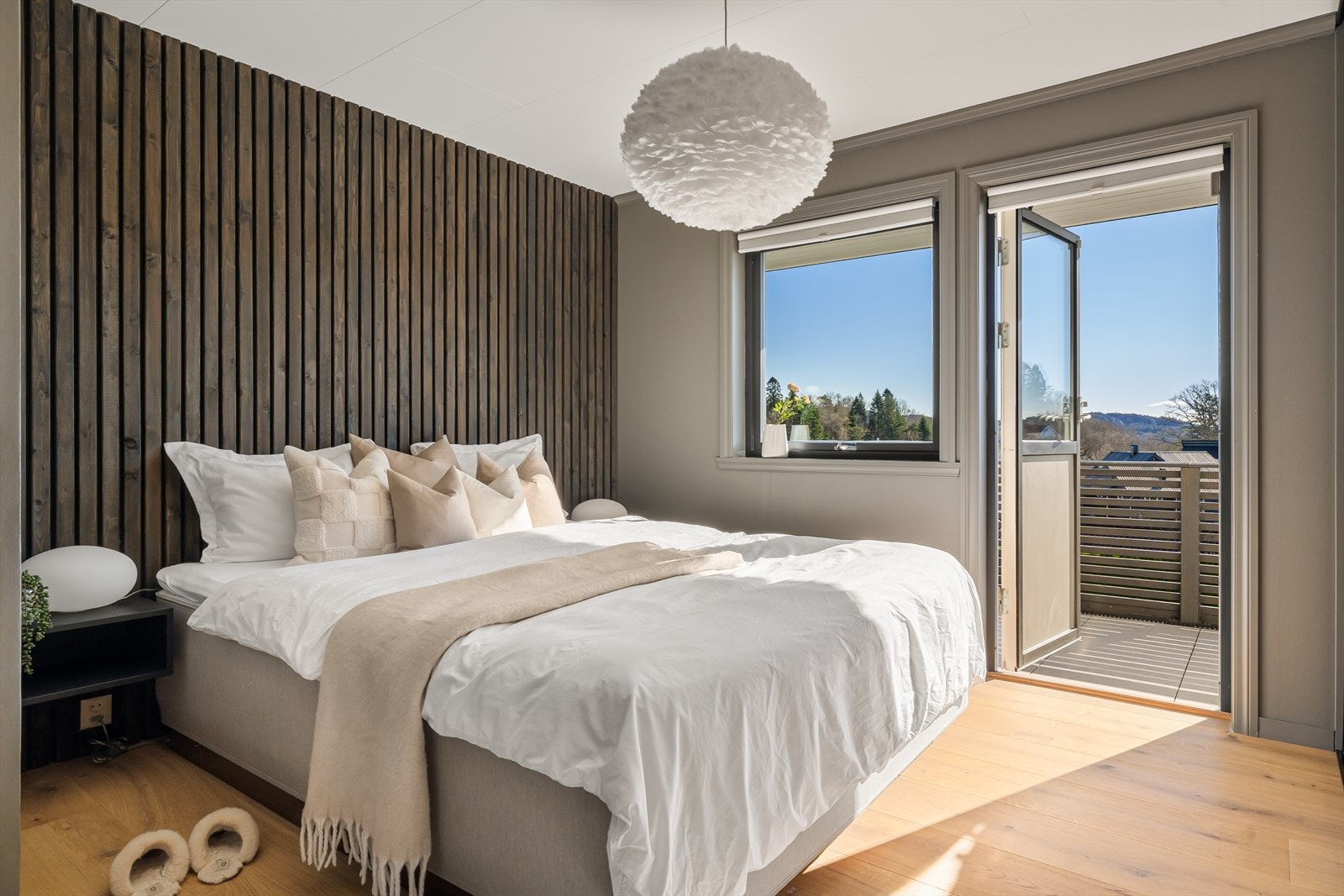 Hovedsoverommet måler hele 13,26 m² og har direkte utgang til terrassen i front av boligen. Galleribilde