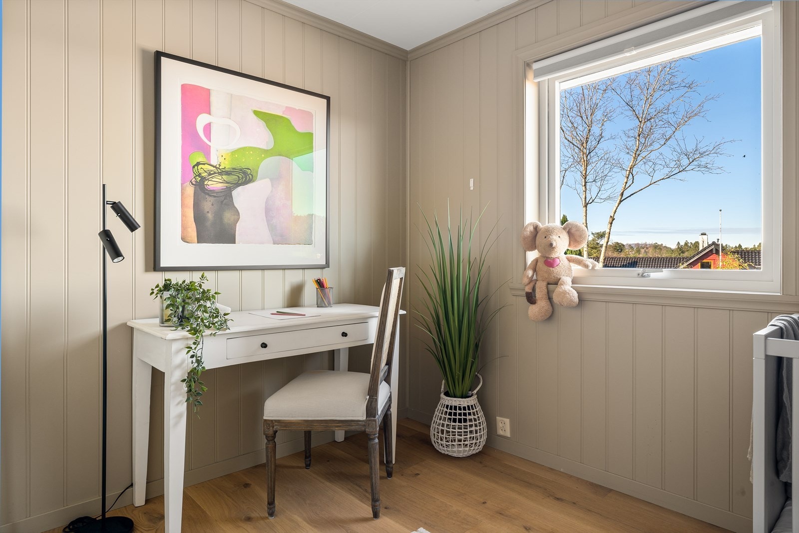 Soverom nr. 2 i hovedetasjen måler 7 m² og passer ypperlig som barnerom, gjesterom eller kontor. Galleribilde