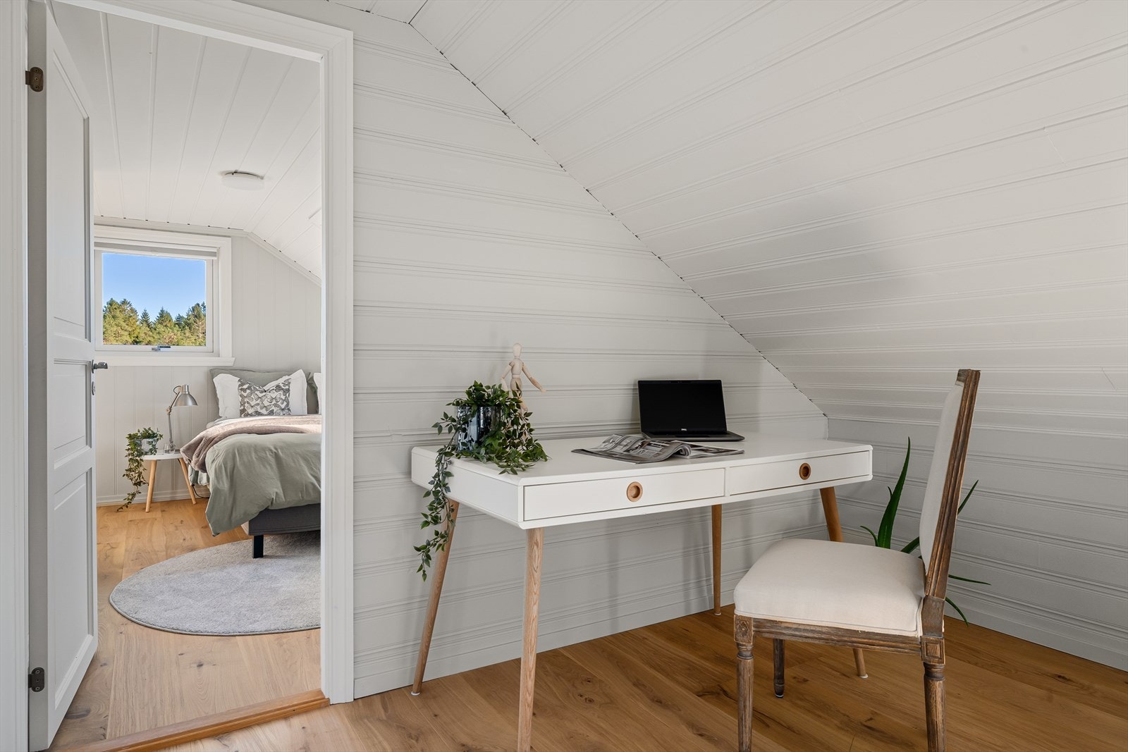 Veggene er malt i lyse fargetoner og gulvet er belagt med parkett av typen Pergo - Lofoton Cottage Oak. Galleribilde