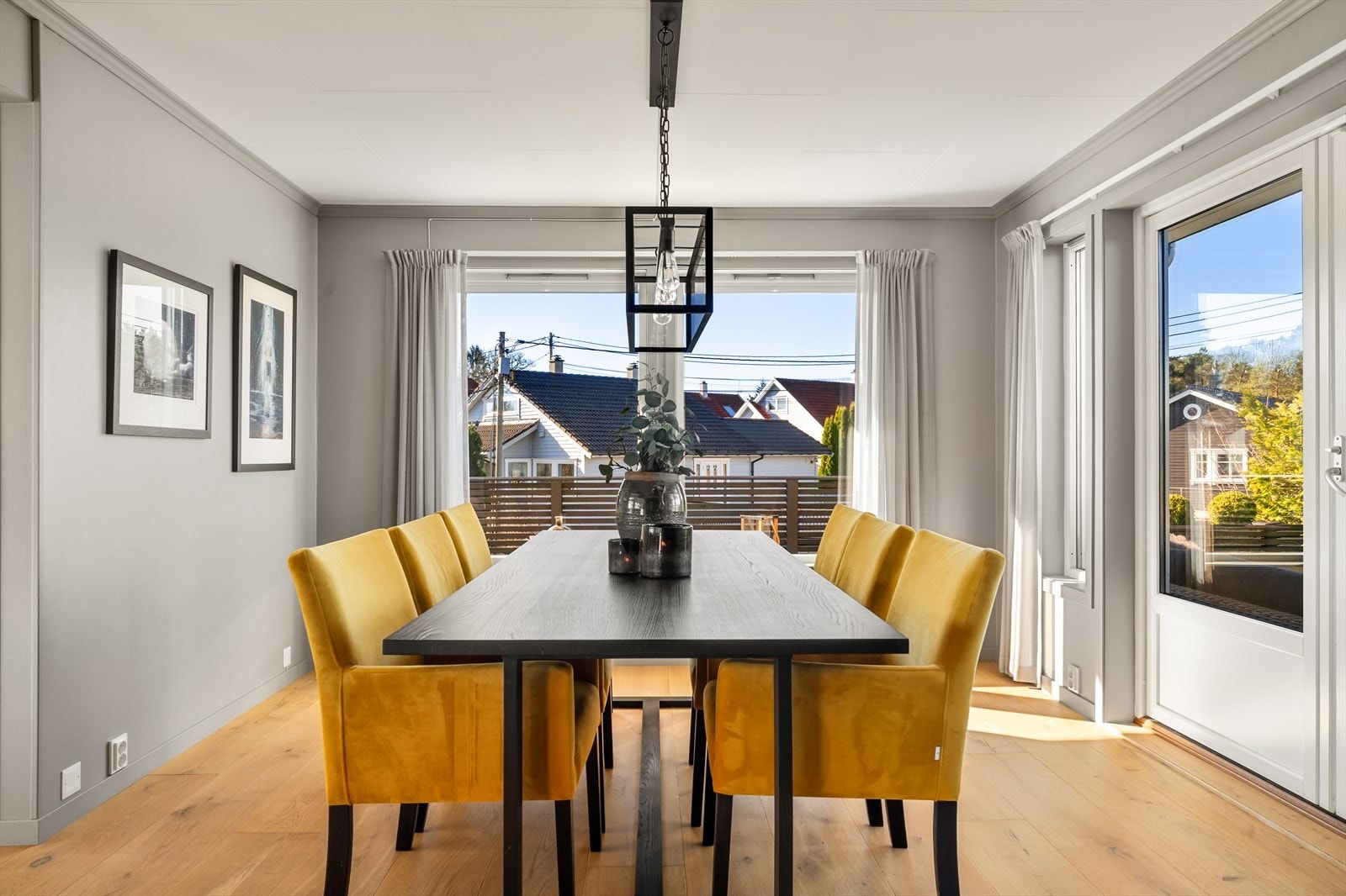 Gulvet er belagt med 1-stavs parkett av typen Pergo - Langeland Residence Oak. Veggene er malt i ulike, tidsriktige gråtoner. Galleribilde