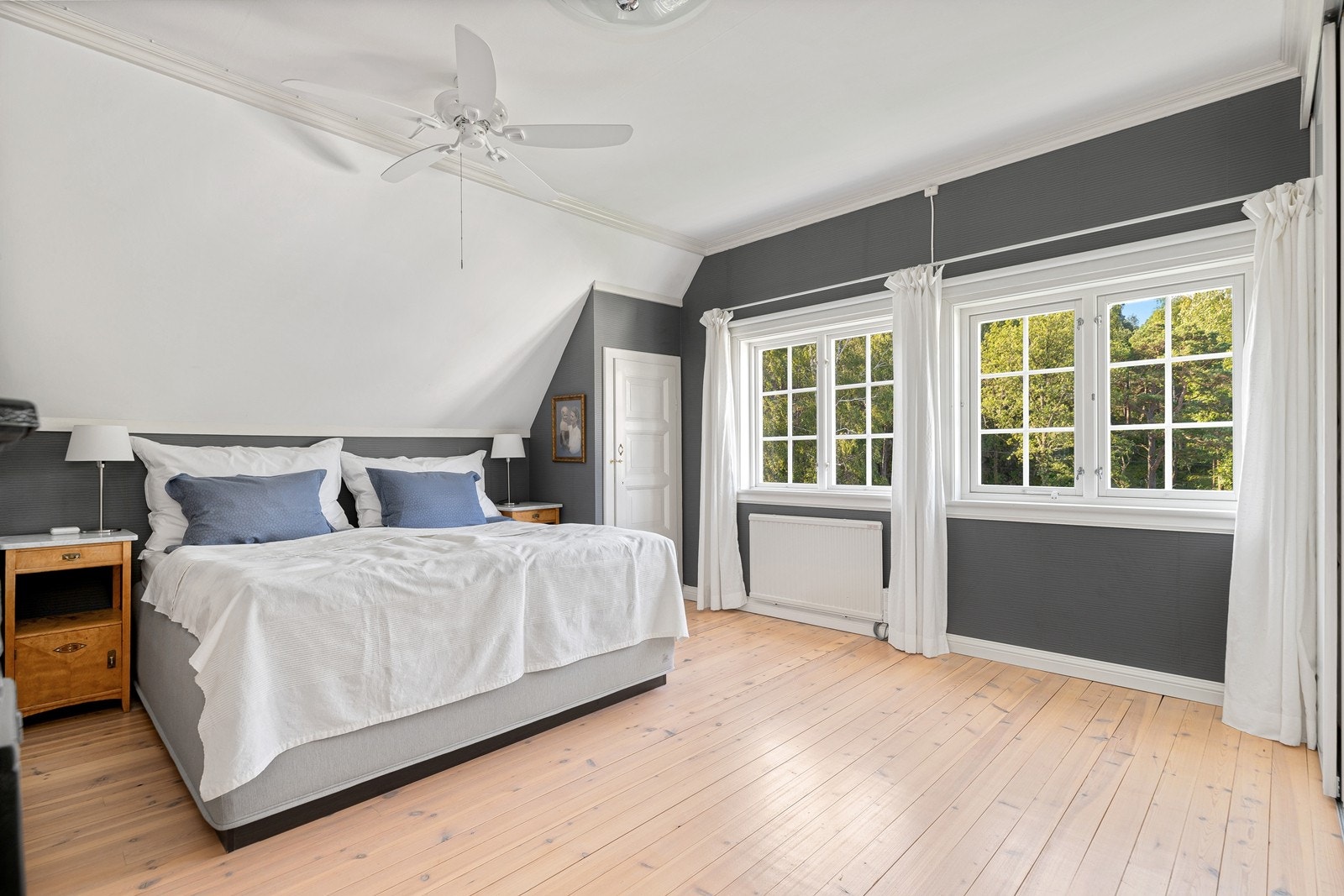 Soverom 2. etasje med skyvedørsgarderobe og plassbygde skap Galleribilde