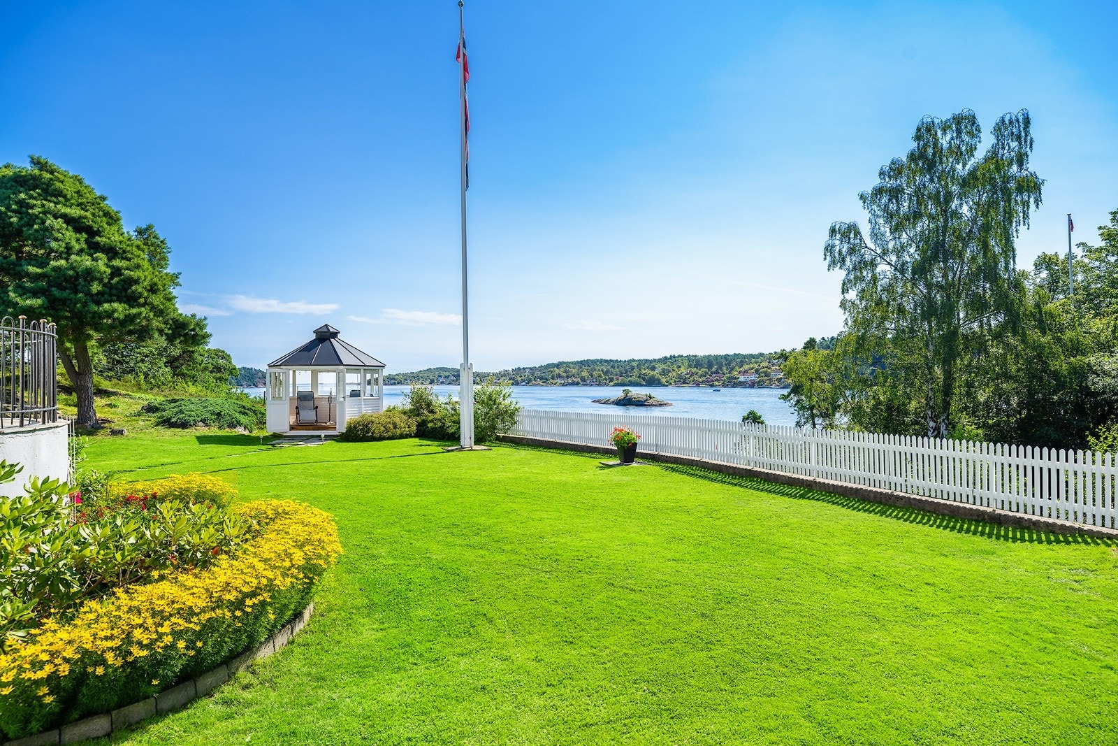 Hagen har godt med boltreplass og nydelig utsikt mot Tromøysund Galleribilde