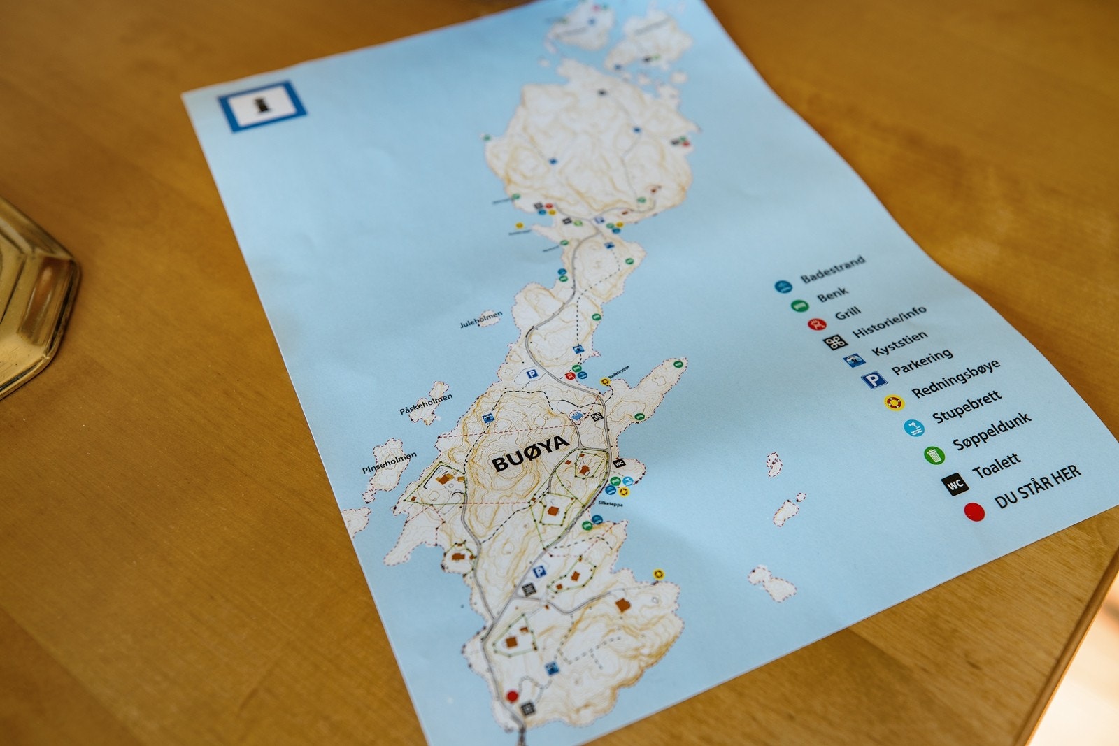 Kart over Buøyas badeplasser, tustier, parkerinsplasser etc. Galleribilde