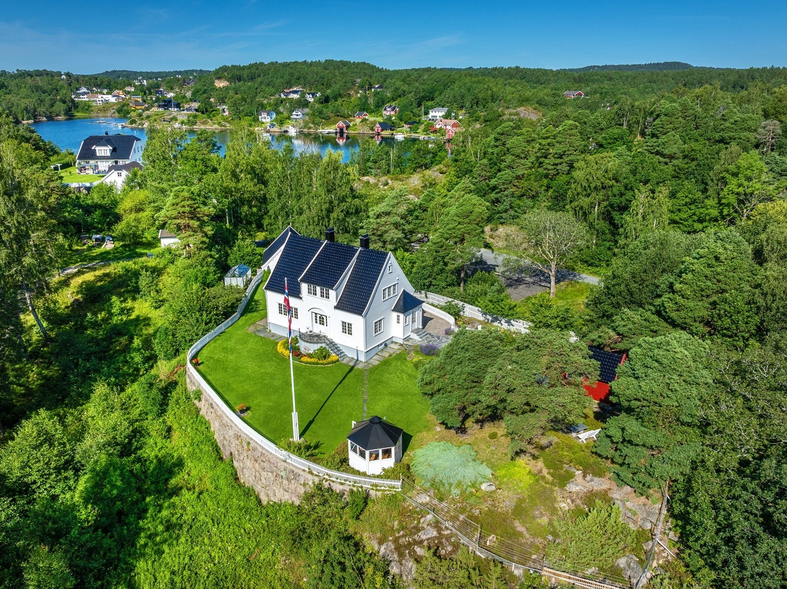 Eiendommen ligger for seg selv på en høyde med fritt utsyn Galleribilde