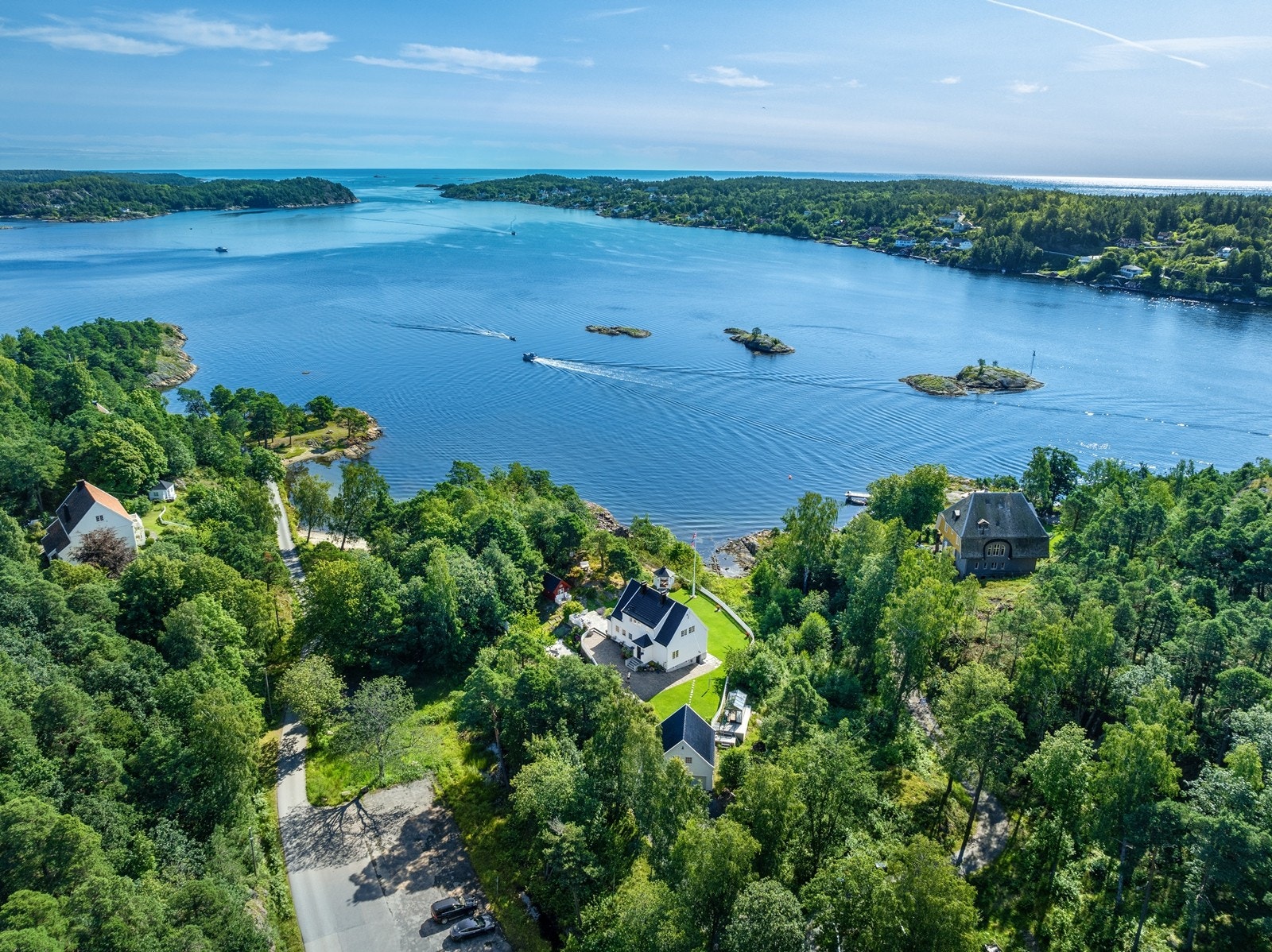 Nydelig beliggende på idylliske Buøya som byr på mye rik, historisk sjarm Galleribilde