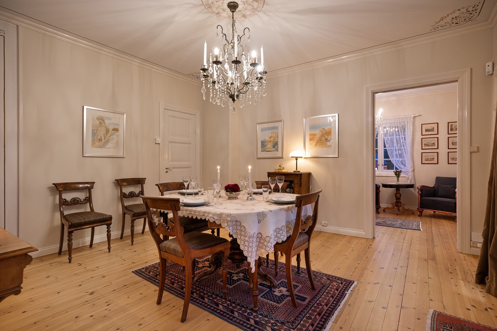 Spisestuen med takrosett og håndmalt sjablongdekor Galleribilde