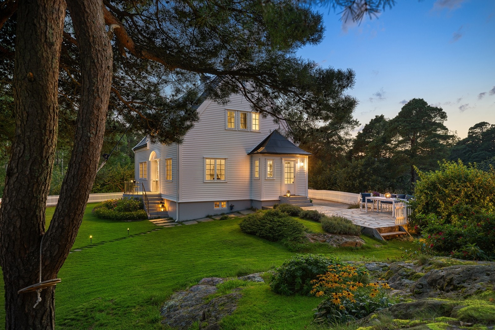 Tomten er praktisk opparbeidet i samsvar med naturen rundt Galleribilde