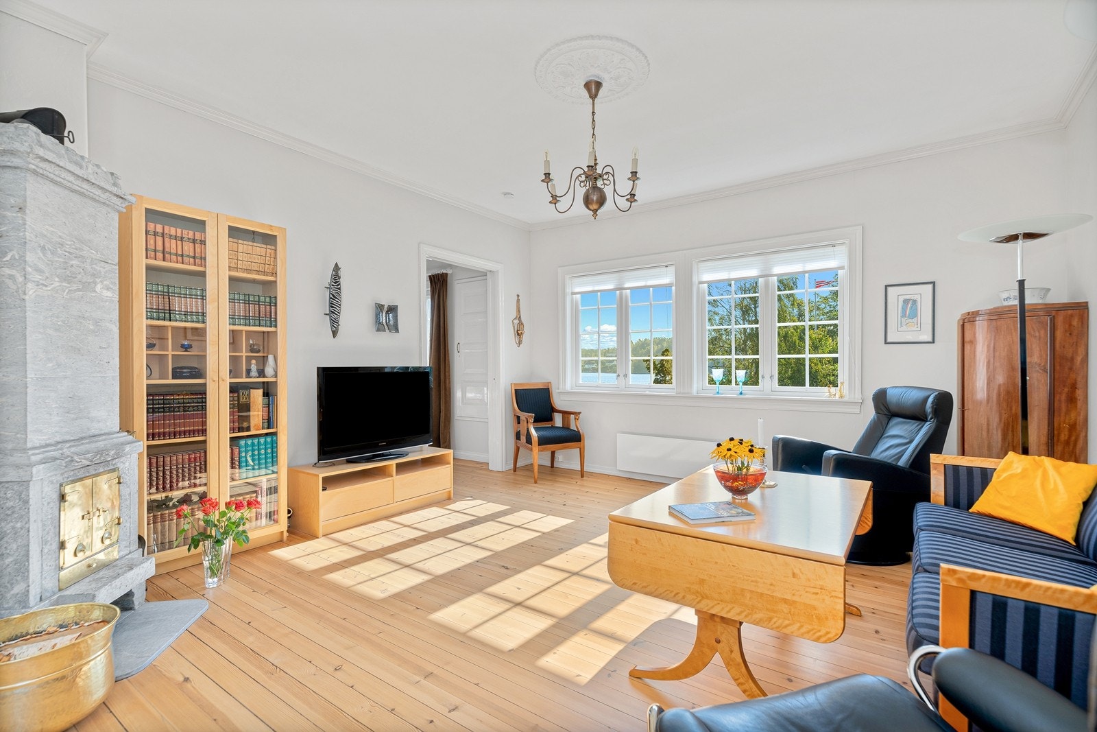 Høyt under taket, takrosett, klebersteinsovn og vakker utsikt Galleribilde