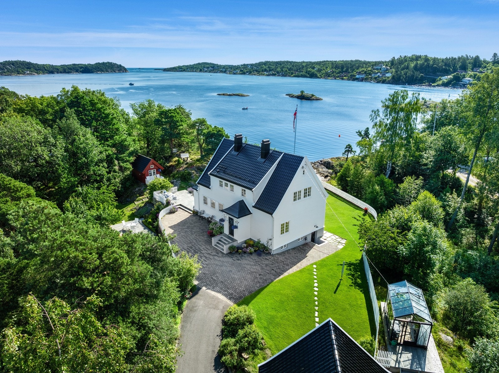Herskapelig klassisk villa med fantastisk utsikt og storslått hage Galleribilde
