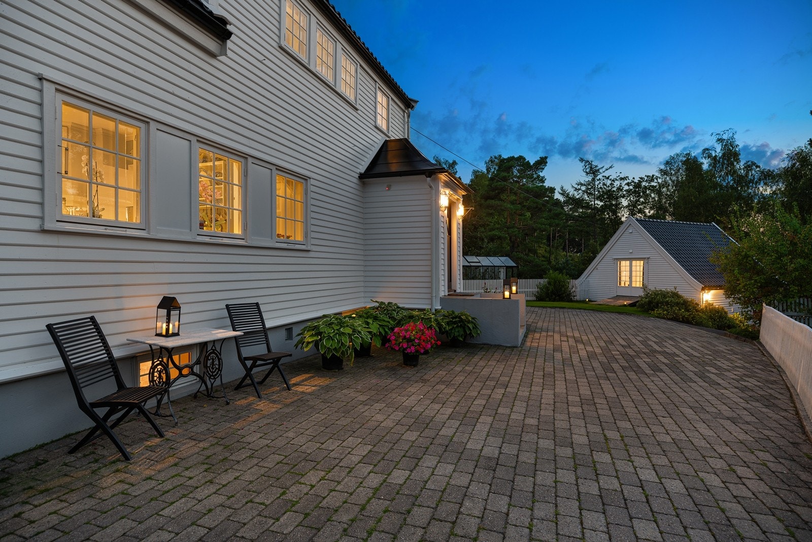 Uteområde ved inngangsparti opparbeidet med belegningsstein Galleribilde