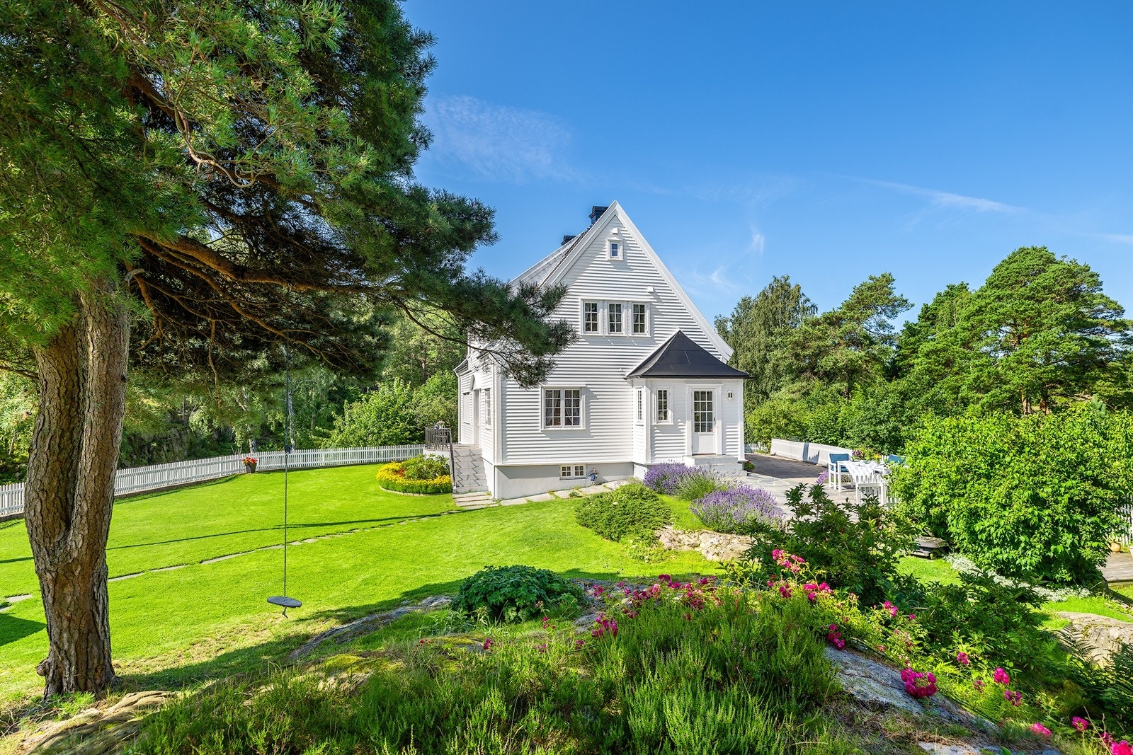 Hagen er beplantet og tilrettelagt for å være lettstelt uten mye vedlikeholdsbehov. Det er lagt vekt på beplantninger som går i ett med naturen, noe som skaper en harmonisk atmosfære Galleribilde