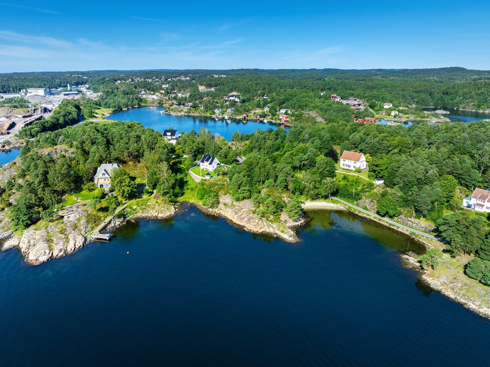 Buøya byr på et variert landskap med en kombinasjon av strender, skog og svaberg. Eiendommen ligger på en "halvøy" på Buøya med god avstand til nærmeste nabo. Galleribilde