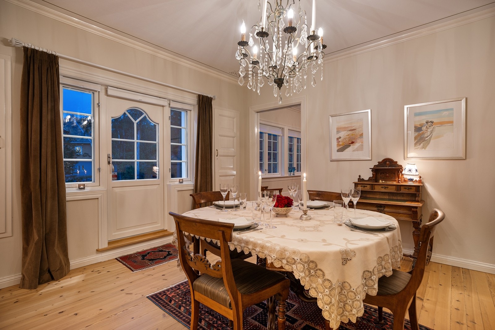 Fra spisestuen er det utgang til terrasse og hagen Galleribilde