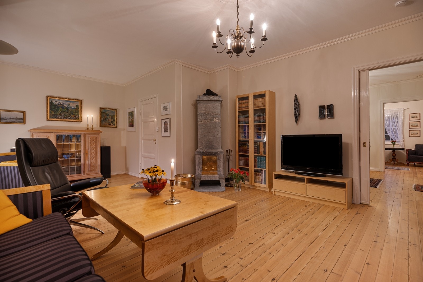 Den største av de tre stuene som i dag blir benyttet som dagligstue Galleribilde