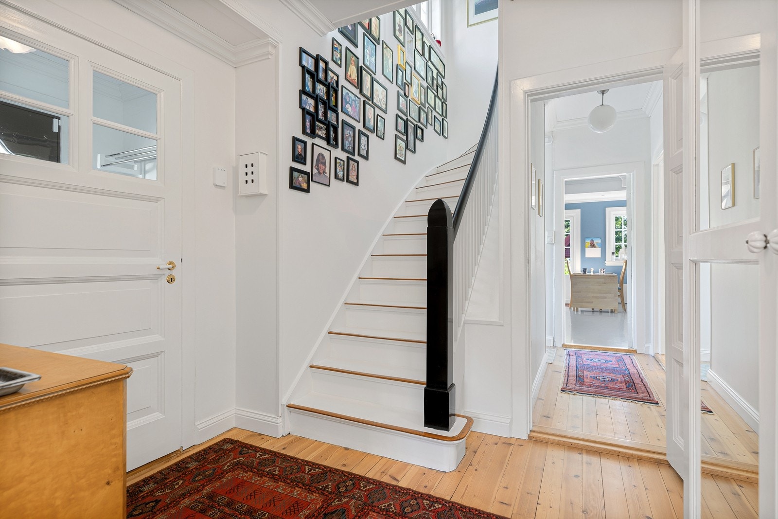 Hall, mellomgang og videre til kjøkken Galleribilde