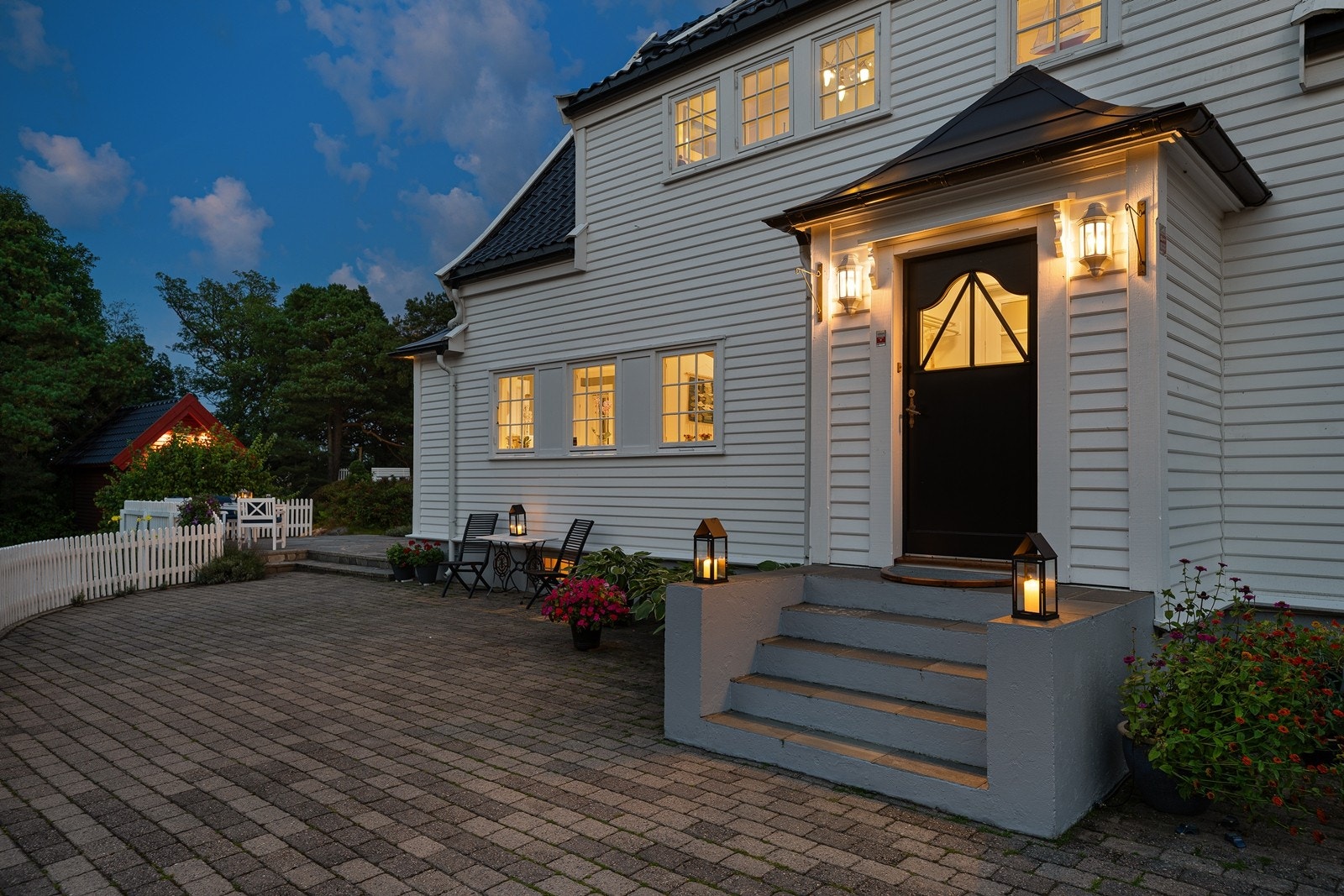 Innbydene inngangsparti med kveldsstemning Galleribilde