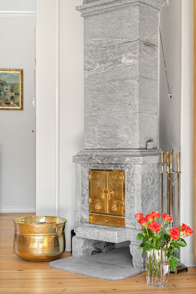 Klebersteinsovn med messingdører. Ovnen er bygget etter "kakkelovnsprinsipp" med 2 kamre. Den varmer utrolig godt i mange timer etter fyringen er avsluttet Galleribilde