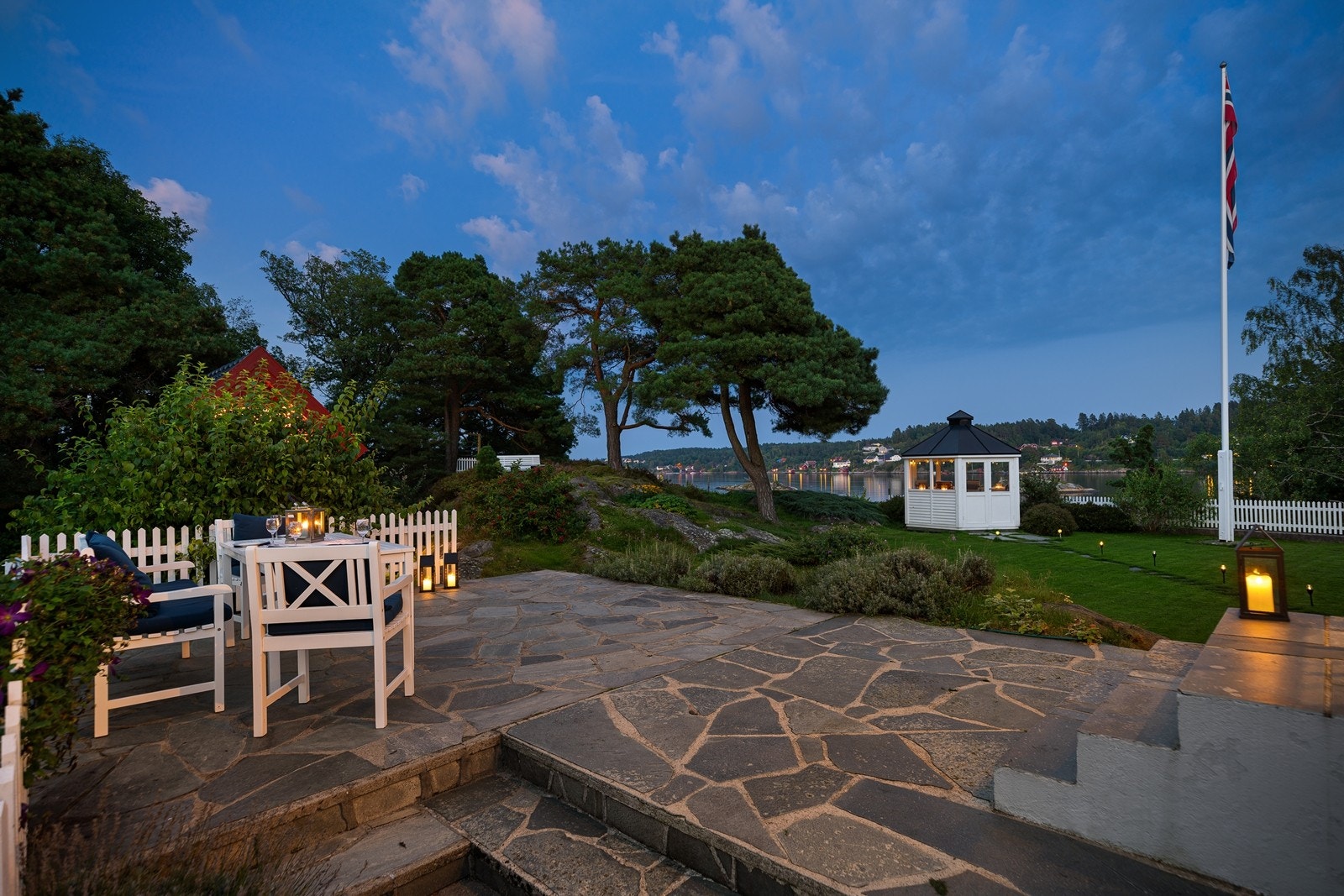 Hyggelig uteplass belagt med skiferstein Galleribilde