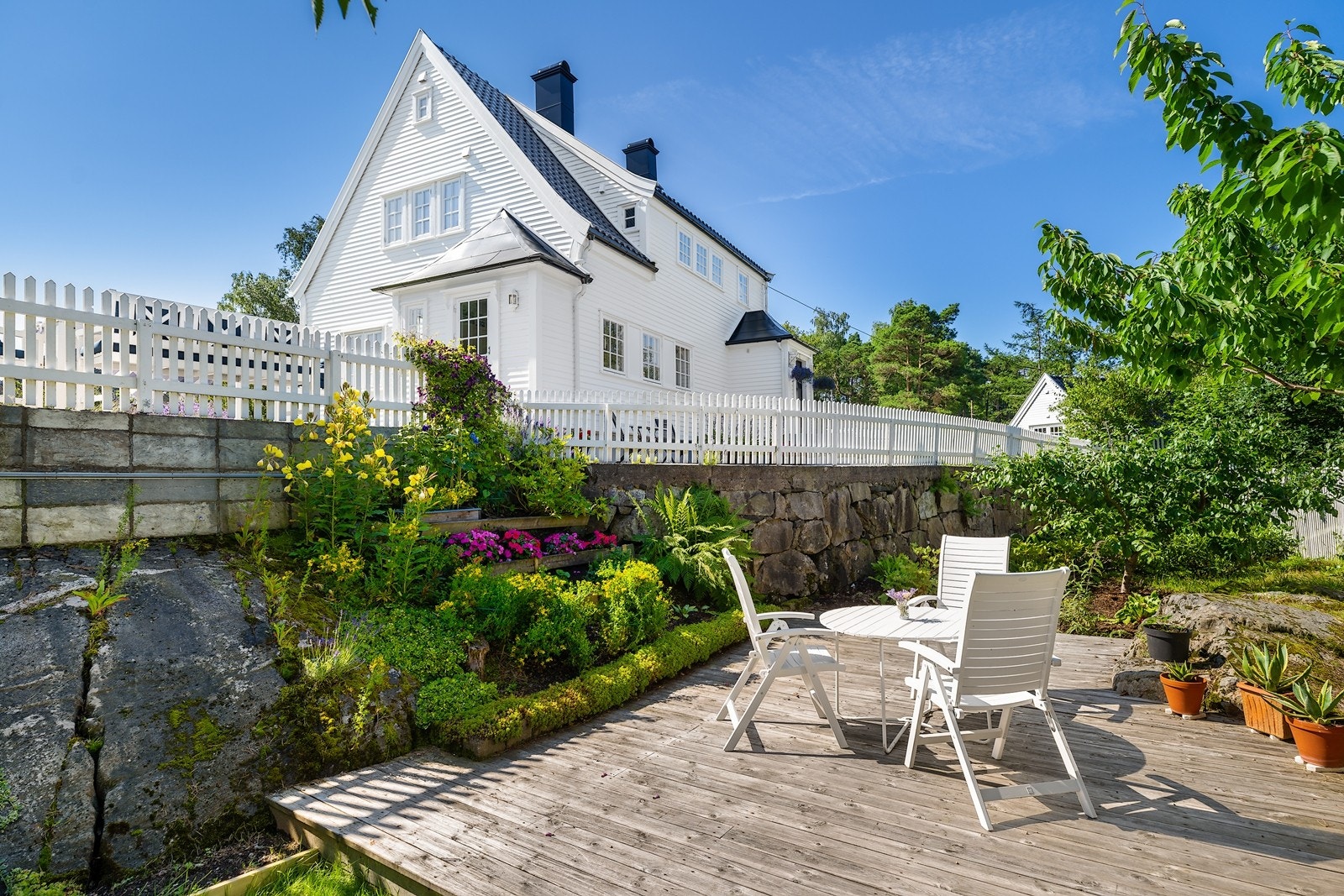 Eiendommen har flere soner og terrasser med mulighet for for sitte- og loungegrupper. Galleribilde