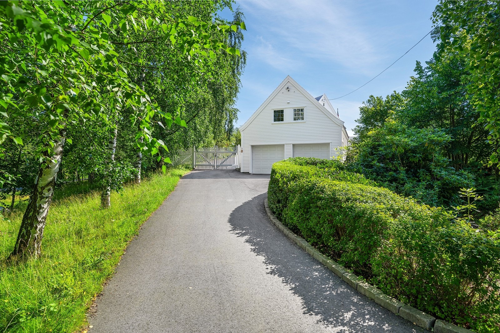 Frittliggende dobbel garasje i samme stil som villaen Galleribilde