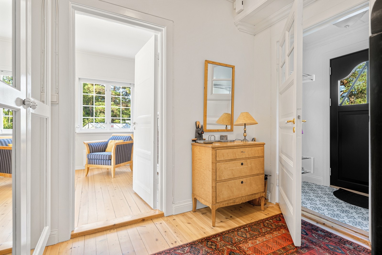 Vindfang, hall og inn til stuen Galleribilde