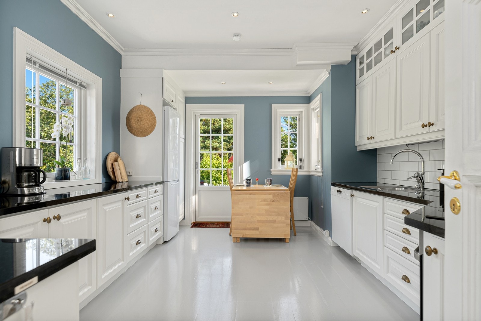 Kjøkken med innredning fra Vegårshei trevare, benkeplate av granitt. Egen utgang til hagen fra kjøkkenet Galleribilde