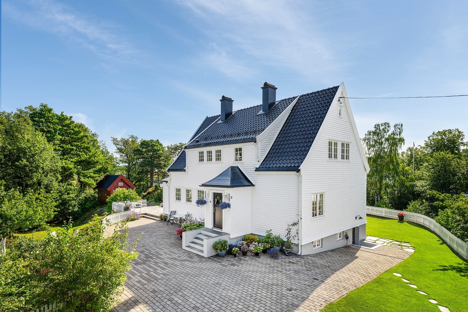 Villa med klassisk arkitektur fint beliggende for seg selv med et velstelt og pent opparbeidet uteområde Galleribilde