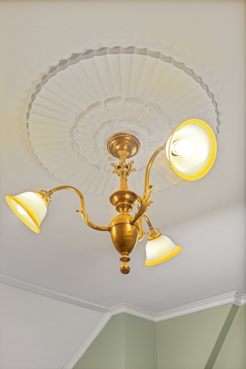 Takrosett og lampe på soverom som harmonerer med hjemmets estetikk. Galleribilde