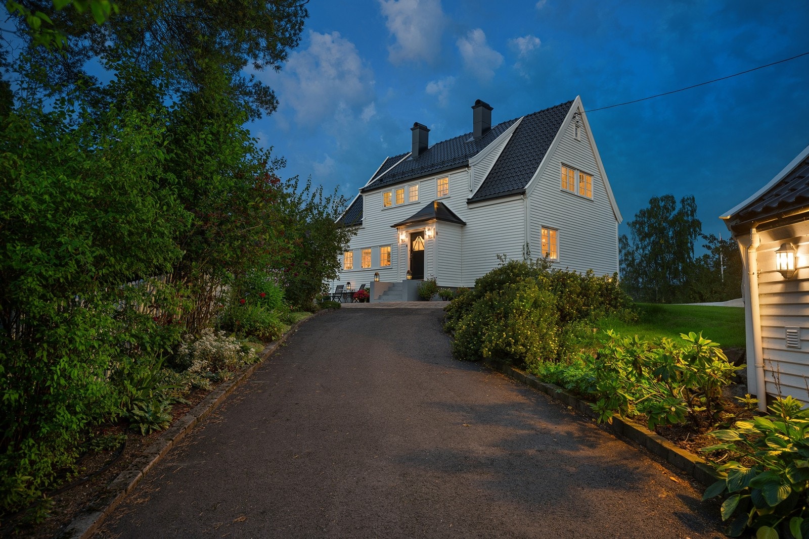 Innkjørsel til eiendommen, nyasfaltert i 2020. Galleribilde