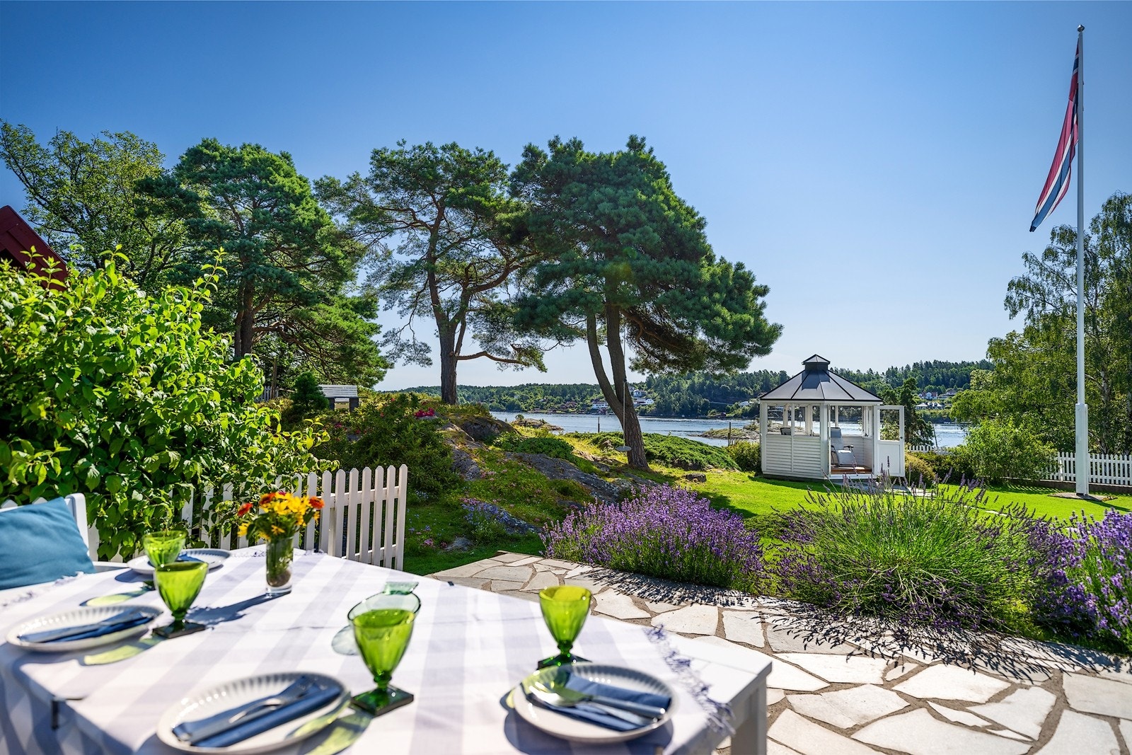 Her kan man nyte sørlandsidyll på sitt beste i fredfulle omgivelser. Det går sti ned fra eiendommen til badeplass. Galleribilde