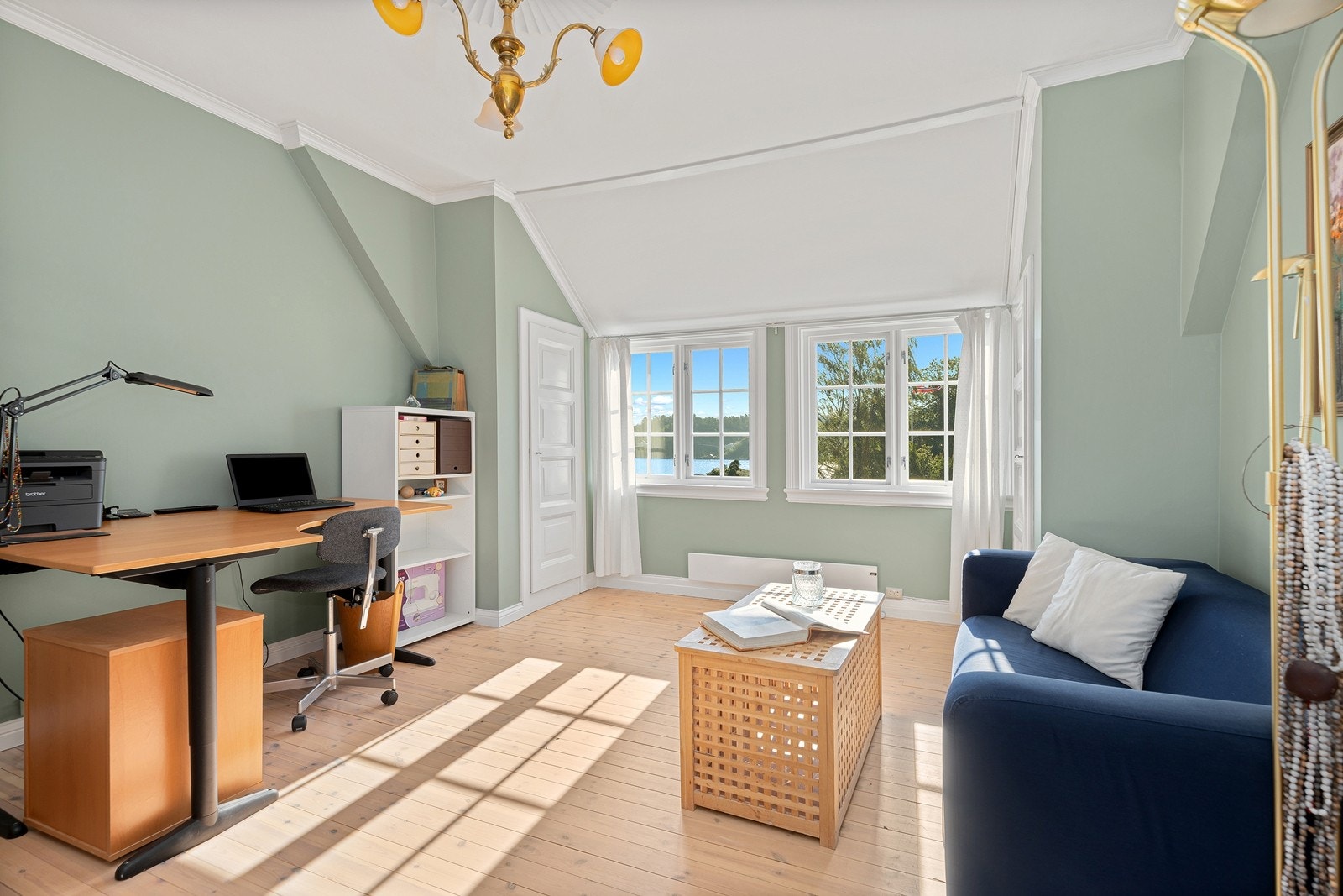 Soverom med plassbygde skap Galleribilde